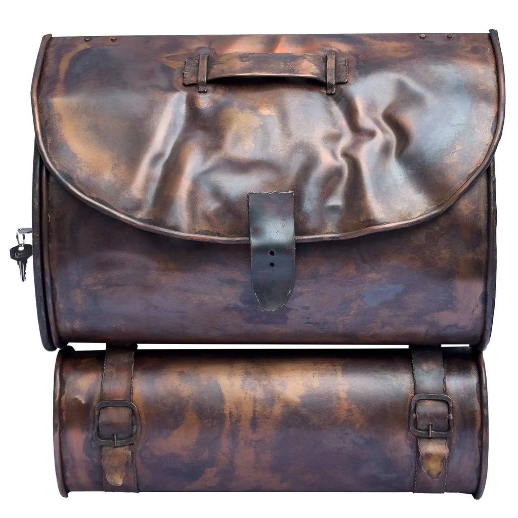 Briefkasten mit Zeitungsrolle dunkel gebeizt