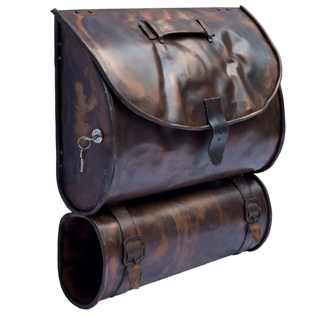 Briefkasten mit Zeitungsrolle dunkel gebeizt