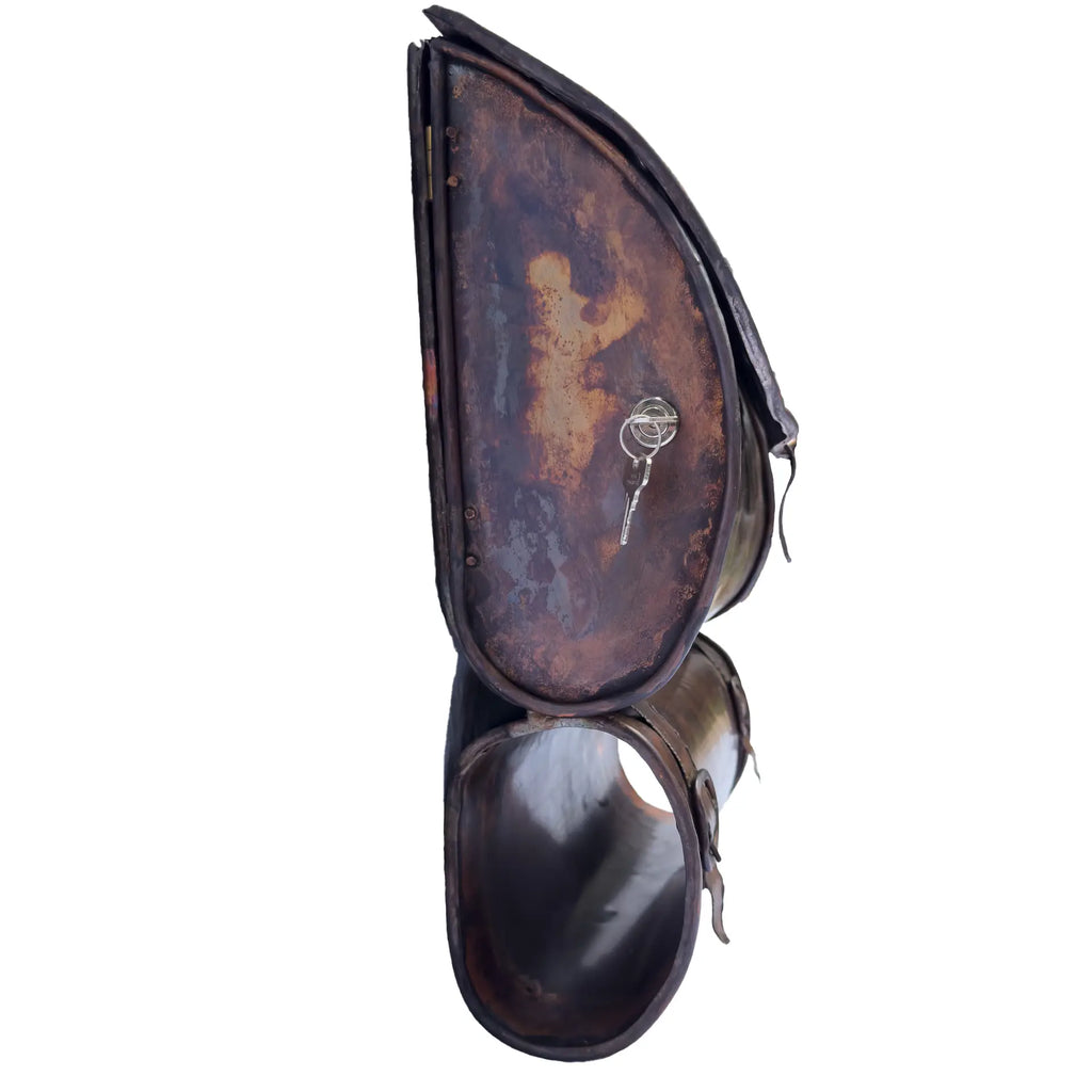 Briefkasten mit Zeitungsrolle dunkel gebeizt