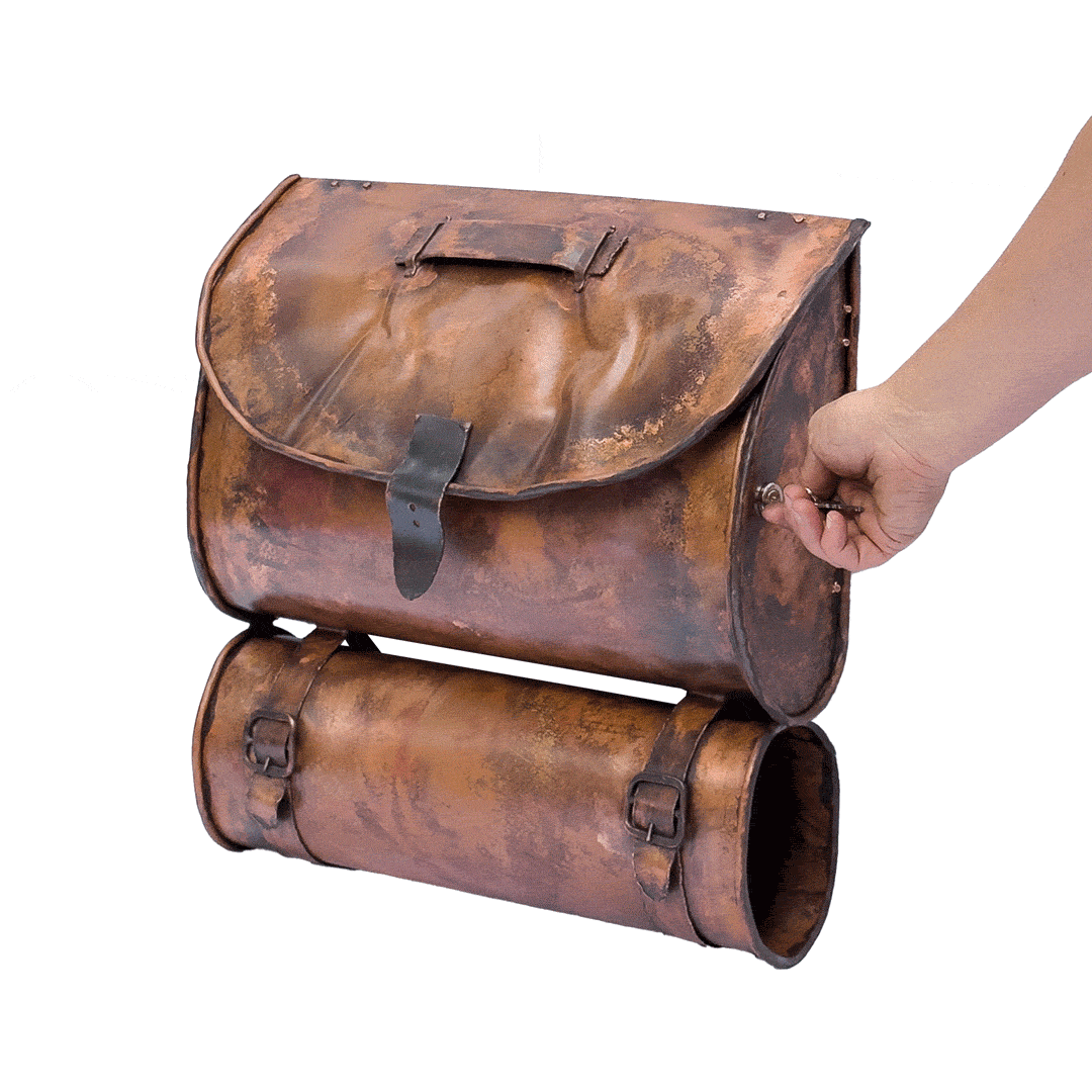 Briefkasten mit Zeitungsrolle